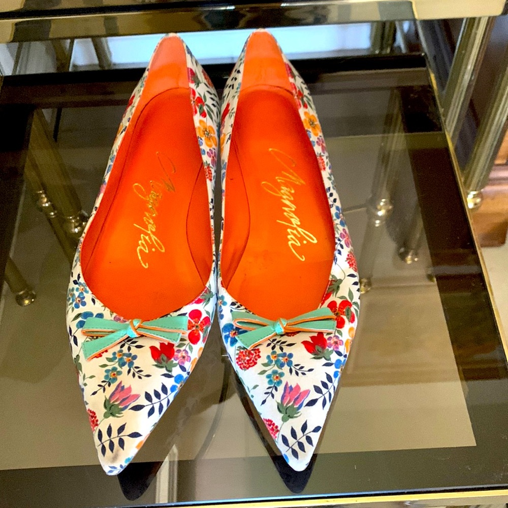 Magnolia retro pointy toe flats in perfect condition. Floral print, 1cm heel.